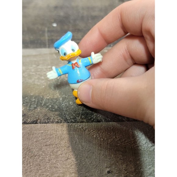 Walt Disney production Donald duck hands out toy figure - Picture 2 of 4